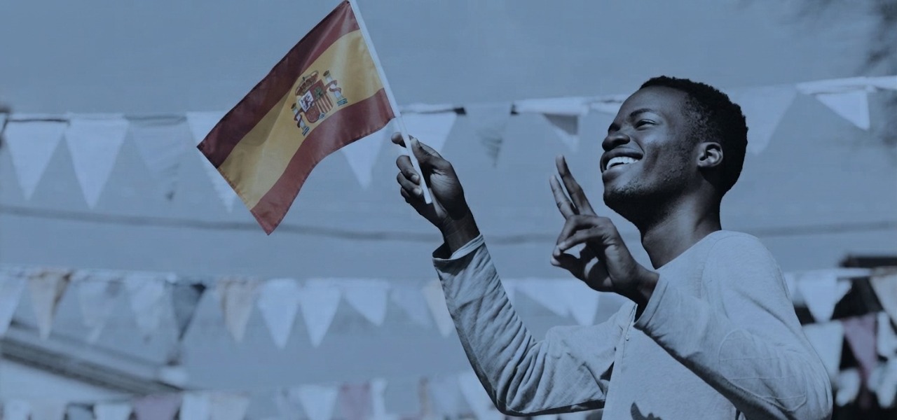 Chica feliz con bandera de españa